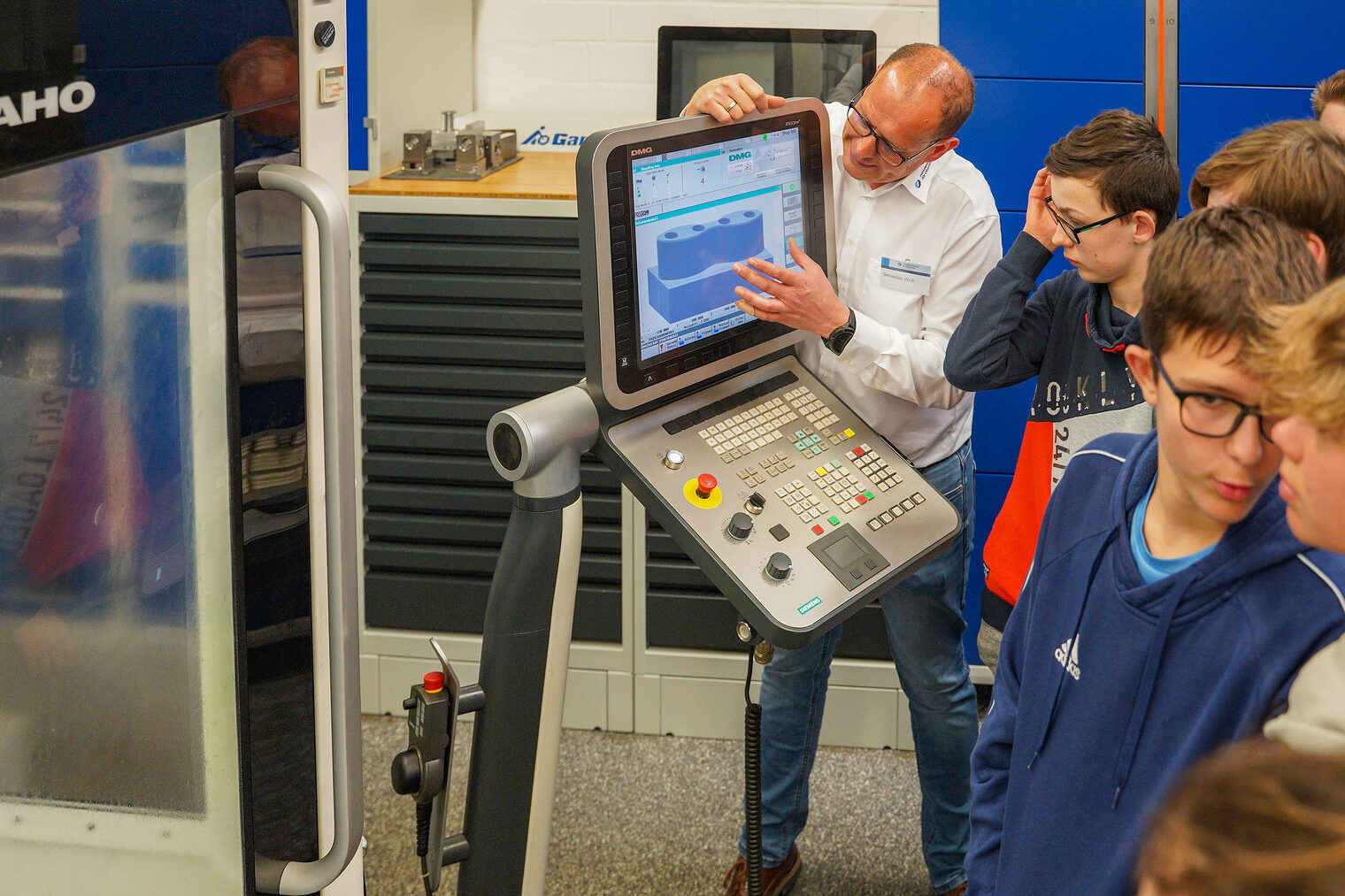 Fachbereichsleiter Sebastian Wich erklärt die CNC-Programmierung und die Datenaufbereitung für den 3D-Metalldruck im Feinwerkmechanikerhandwerk