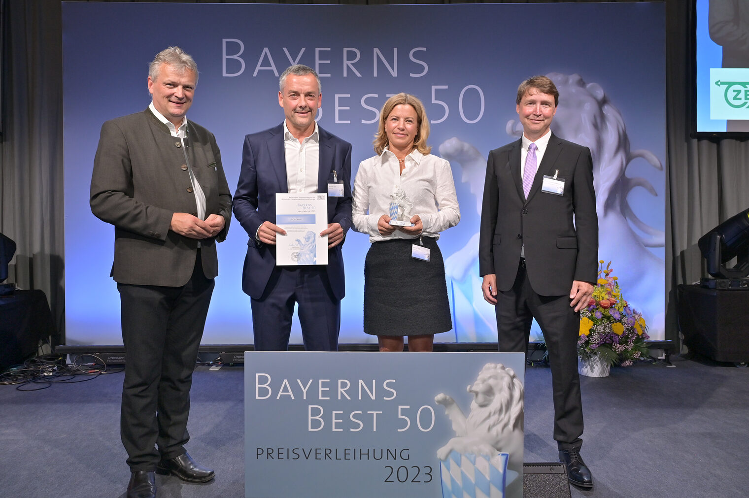 Bayerns Wirtschaftsstaatssekretär Roland Weigert (links) übergibt die Auszeichnung "Bayerns BEST 50" an die Zeck GmbH aus Scheßlitz.