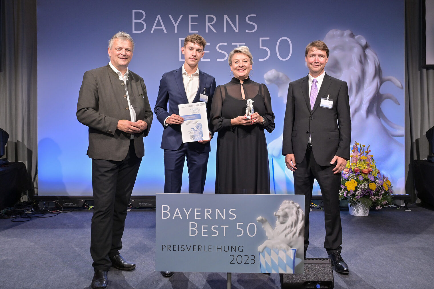 Bayerns Wirtschaftsstaatssekretär Roland Weigert (links) übergibt die Auszeichnung "Bayerns BEST 50" an das Autohaus Matthes aus Marktredwitz.