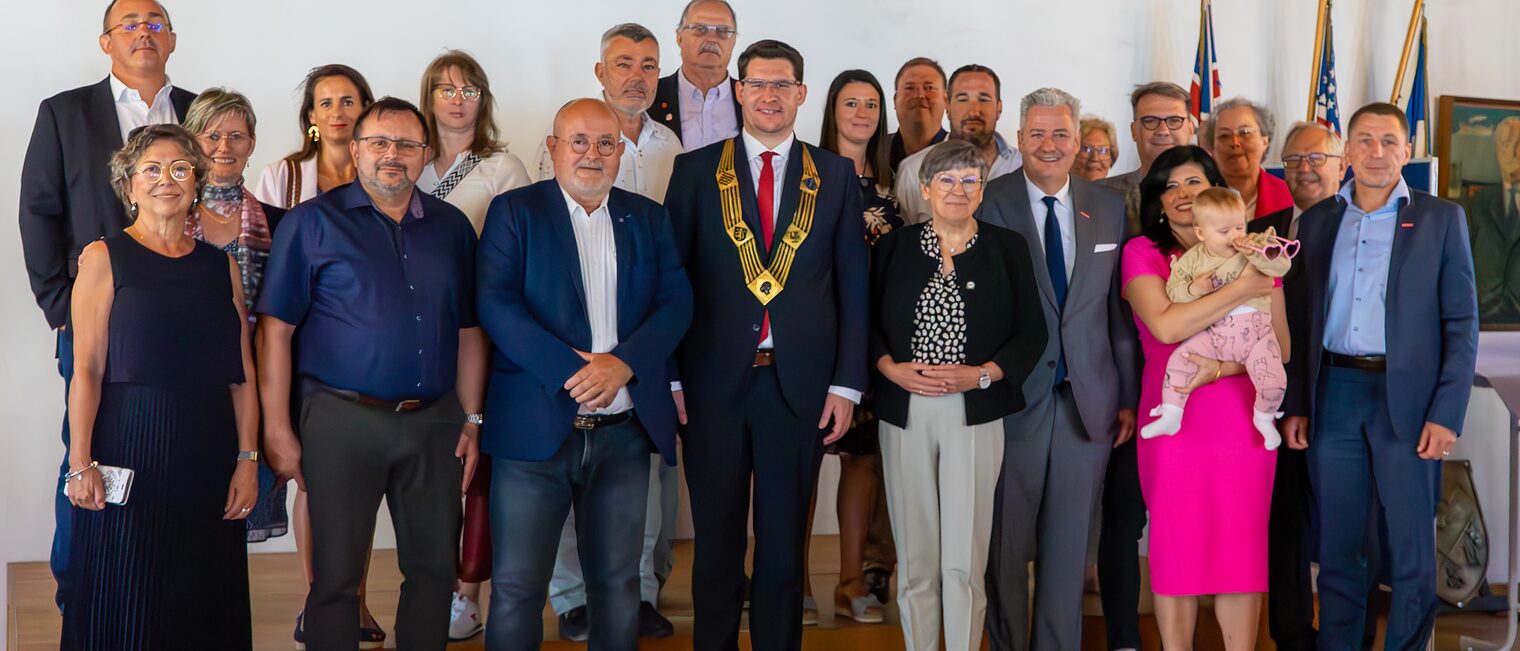 Empfang der Delegation aus Frankreich durch den Oberbürgermeister der Stadt Coburg, Dominik Sauerteig (Mitte, mit Amtskette), und Regierungspräsidentin Heidrun Piwernetz (rechts daneben).