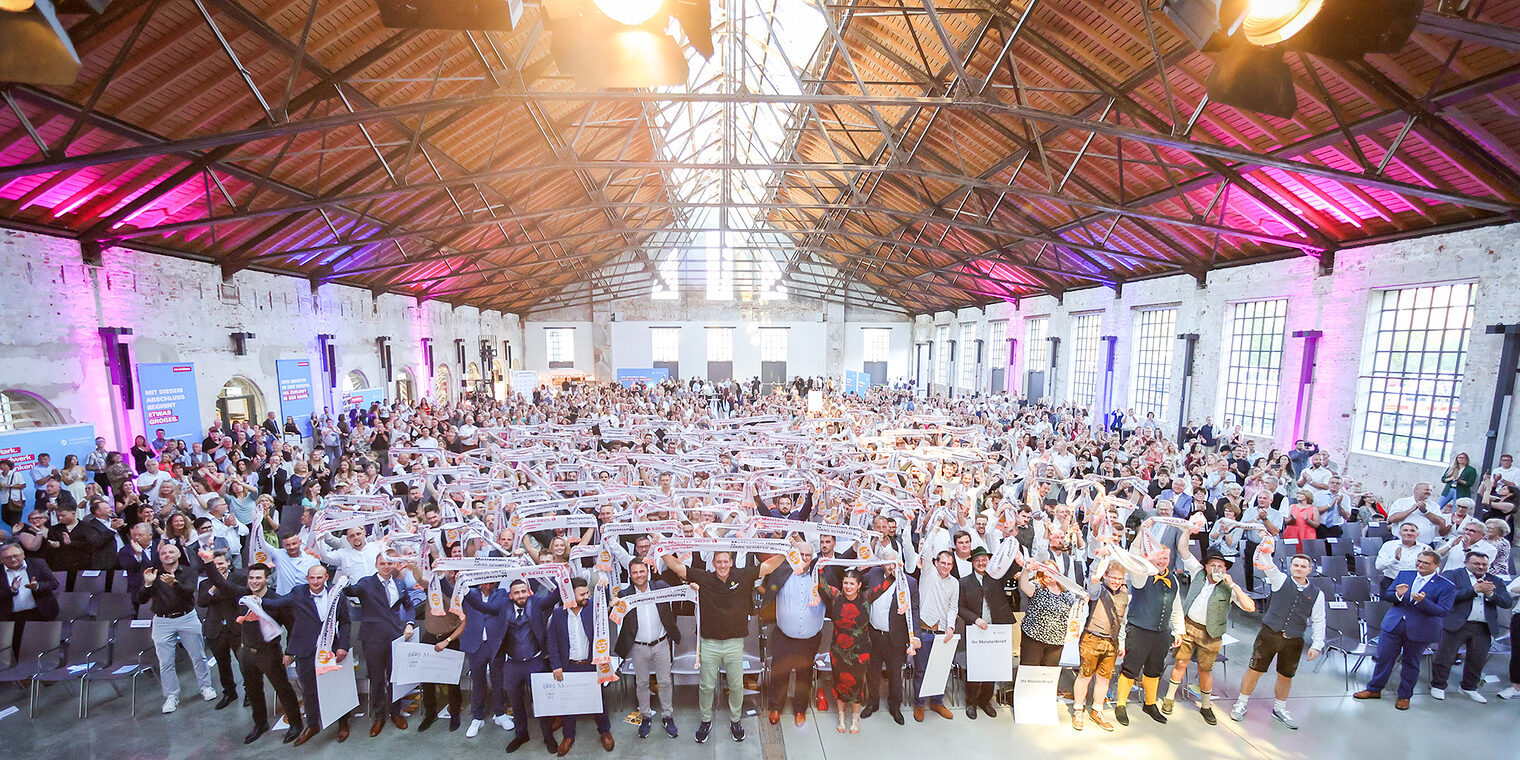 Gruppenbild der neuen Meisterinnen und Meisterinnen mit ihren Schals in der Glasschleif Marktredwitz
