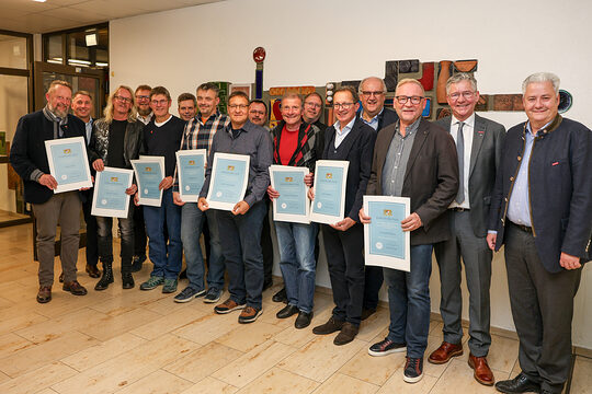 Gruppenbild von Thomas Köhn, Thomas Limmer, Karl-Michael Hopf, Reinhard Schmidt, Dominik Grau, Oliver Krummholz, Michael Rindfleisch, XXX, Peter Hofmann, Richard Eichhorn mit der HWK-Führung.
