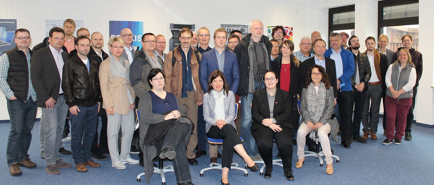 Die Teilnehmer des ersten Qualifizierungsseminars des Kompetenzzentrums Digitales Handwerk in Bayreuth an der HWK für Oberfranken.