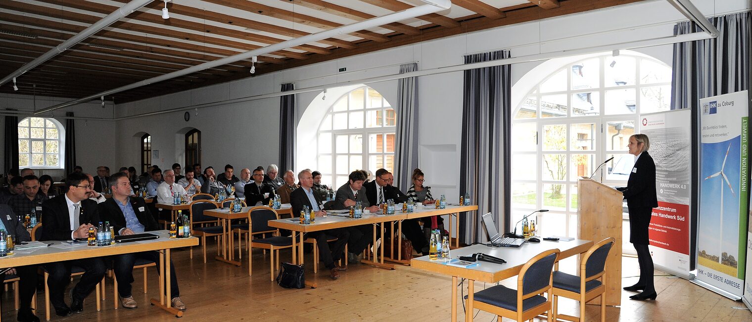 Volles Haus bei der Begrüßung von Dr. Corinna Boerner, sie eröffnete die gemeinsam von der Regierung von Oberfranken, dem KDH Süd (HWK für Oberfranken) und den Industrie- und Handelskammer in Oberfranken organisierte Regionalkonferenz "Intelligente Stromnutzung". 