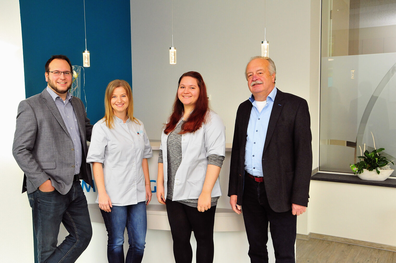 Katja Kramer (2. von rechts) vom Dental-Labor Handrich in Hof ist Bayerns beste Zahntechnikerin. Dazu gratulieren Geschäftsführer Rolf Ebert, die technische Leiterin Katharina Fuchs-Ebert (von links) und Seniorchef Werner Ebert.