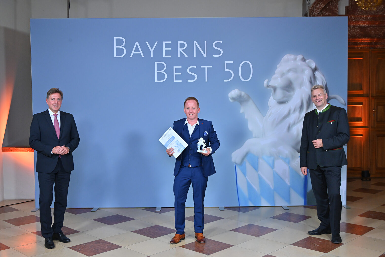 Von links: Juror Prof. Dr. Thomas Edenhofer, Head of Audit & Advisory, Partner, Wirtschaftsprüfer und Steuerberater bei Baker Tilly GmbH & Co KG; Michael Weichert Miweba GmbH; Bayerns Wirtschaftsstaatssekretär Roland Weigert. 