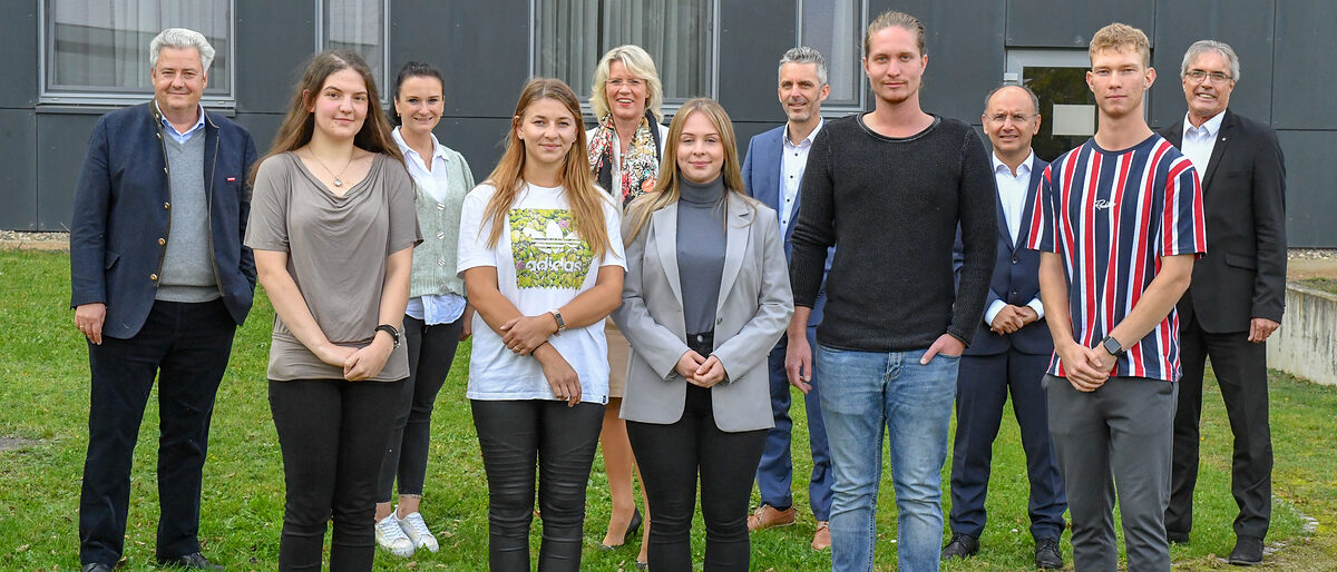 Das sind die ersten von sieben trialen Studenten. Vorne von links: Franziska Back, Selina Matusche, Anna Lindlein, Dominik Pöschl und Alexander Sperschneider. Das sind die ersten von sieben trialen Studenten. Vorne von links: Franziska Back, Selina Matusche, Anna Lindlein, Dominik Pöschl und Alexander Sperschneider.