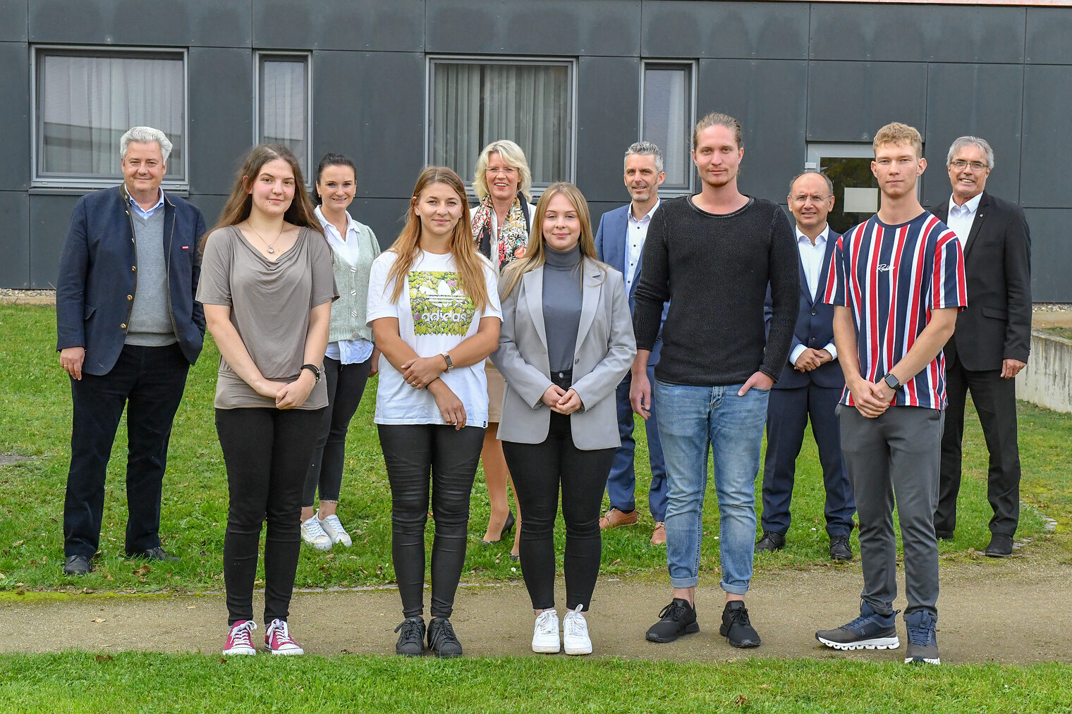 Das sind die ersten fünf von acht trialen Studenten. Vorne von links: Franziska Back, Selina Matusche, Anna Lindlein, Dominik Pöschl und Alexander Sperschneider.