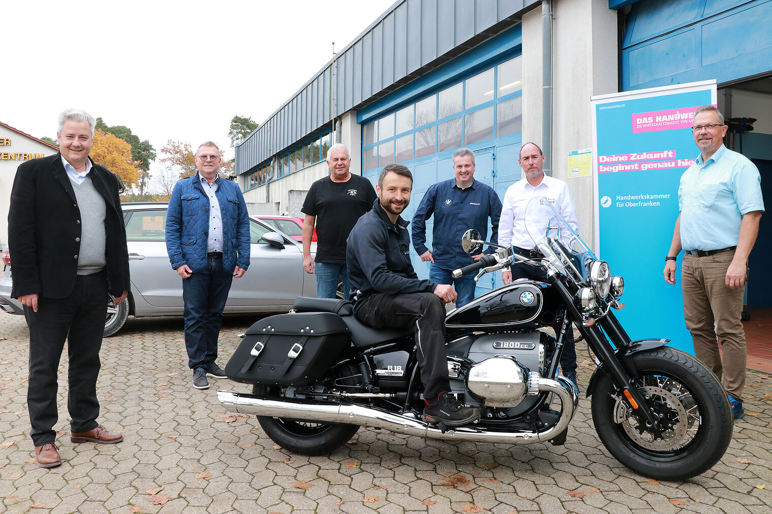 Freuten sich über die attraktive Bereicherung der Bamberger Ausbildungswerkstatt für Zweiradmechatroniker (hinten von links): HWK-Präsident Matthias Graßmann, Fachbereichsleiter Kfz-Technik Oberfranken, Wolfgang Wich, Franz Hergenröder, Geschäftsführer des BMW Motorradcenter Bamberg und sein Verkaufsleiter Johnny Stamper, BMW Gebietsleiter Christian Duft und der Bamberger BTZ-Leiter Werner Herold. Auf dem Motorrad HWK-Ausbildungsmeister Matthias Motschenbacher.