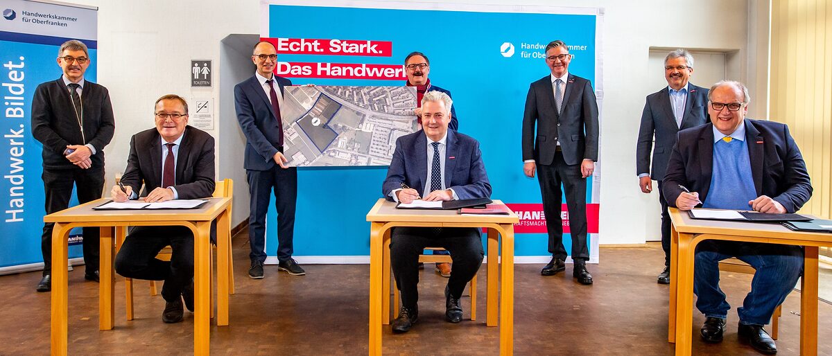 Freuen sich über den Abschluss des Grundstücksgeschäfts: Bambergs Oberbürgermeister Andreas Starke, HWK-Präsident Matthias Graßmann und der Hauptgeschäftsführer der HWK, Reinhard Bauer (vorne von links) mit Bernhard Dotterweich vom Immobilienmanagement der Stadt Bamberg, Bambergs Wirtschaftsreferent Dr. Stefan Goller, dem Kreishandwerksmeister von Forchheim Werner Oppel, HWK-Vizepräsident Christian Herpich und Manfred Amon, dem Kreishandwerksmeister von Bamberg (stehend von links). Freuen sich über den Abschluss des Grundstücksgeschäfts: Bambergs Oberbürgermeister Andreas Starke, HWK-Präsident Matthias Graßmann und der Hauptgeschäftsführer der HWK, Reinhard Bauer (vorne von links) mit Bernhard Dotterweich vom Immobilienmanagement der Stadt Bamberg, Bambergs Wirtschaftsreferent Dr. Stefan Goller, dem Kreishandwerksmeister von Forchheim Werner Oppel, HWK-Vizepräsident Christian Herpich und Manfred Amon, dem Kreishandwerksmeister von Bamberg (stehend von links).