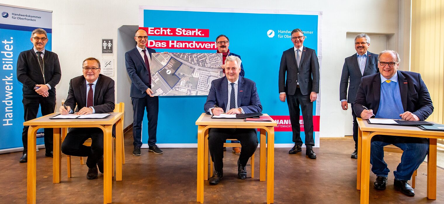 Freuen sich über den Abschluss des Grundstücksgeschäfts: Bambergs Oberbürgermeister Andreas Starke, HWK-Präsident Matthias Graßmann und der Hauptgeschäftsführer der HWK, Reinhard Bauer (vorne von links) mit Bernhard Dotterweich vom Immobilienmanagement der Stadt Bamberg, Bambergs Wirtschaftsreferent Dr. Stefan Goller, dem Kreishandwerksmeister von Forchheim Werner Oppel, HWK-Vizepräsident Christian Herpich und Manfred Amon, dem Kreishandwerksmeister von Bamberg (stehend von links).