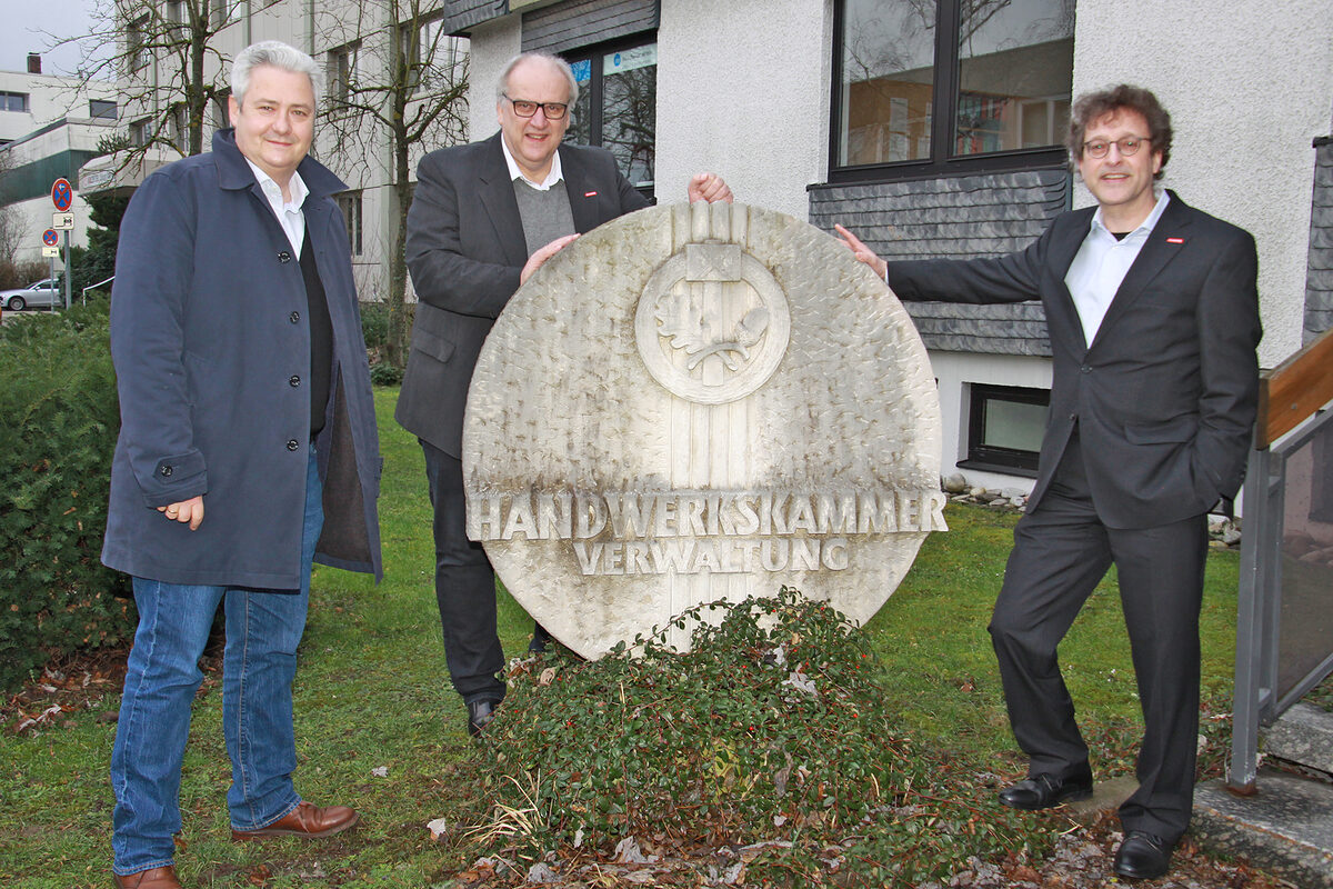 Der neue Leiter des Verwaltungssitzes Coburg der Handwerkskammer für Oberfranken, Gerold Gebhard (rechts) zusammen mit HWK-Hauptgeschäftsführer Reinhard Bauer und HWK-Präsident Matthias Graßmann.