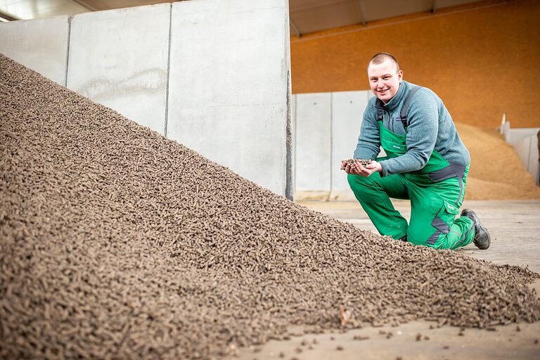 Die Qualitätskontrolle der angelieferten, landwirtschaftlichen Erzeugnisse gehört zu den Aufgaben von Felix Zeitler.