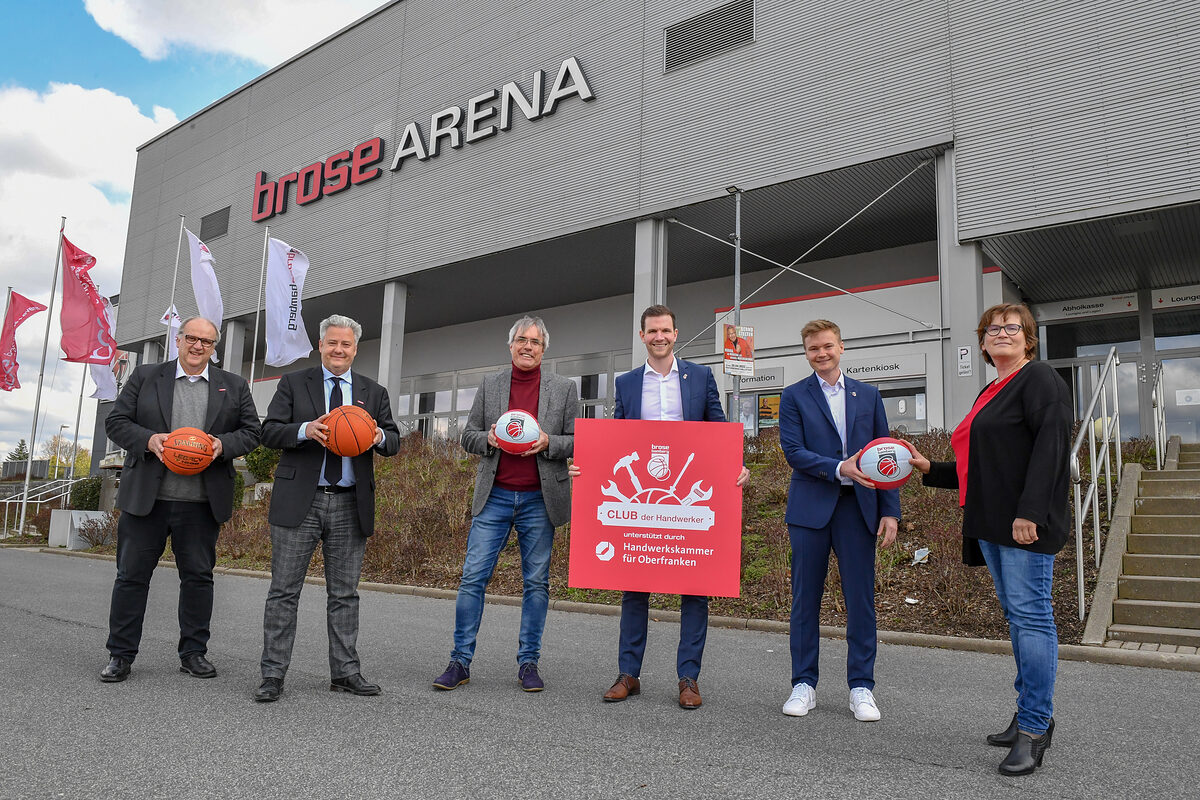 Foto: Ronald Rinklef Vertragsunterzeichnung mit Brose Bamberg