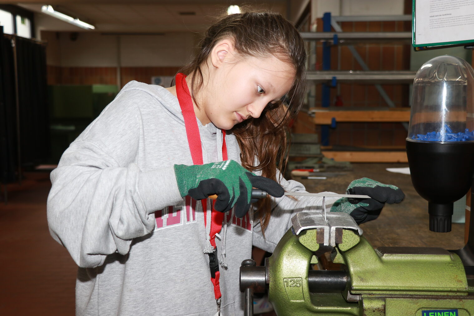 Beim Feilen des eigenen Schlüsselanhängers kam es auf handwerkliches Geschick an.