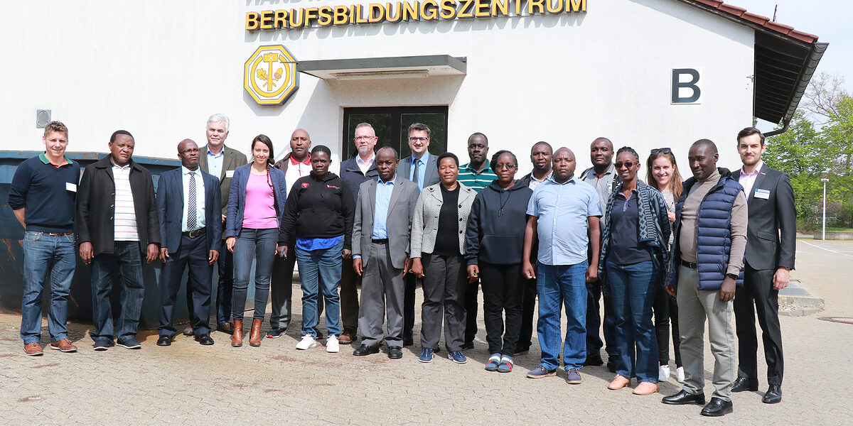 Eine Delegation aus Kenia informierte sich im HWK-Bildungszentrum in Bamberg über die Inhalte der dualen Ausbildung. 