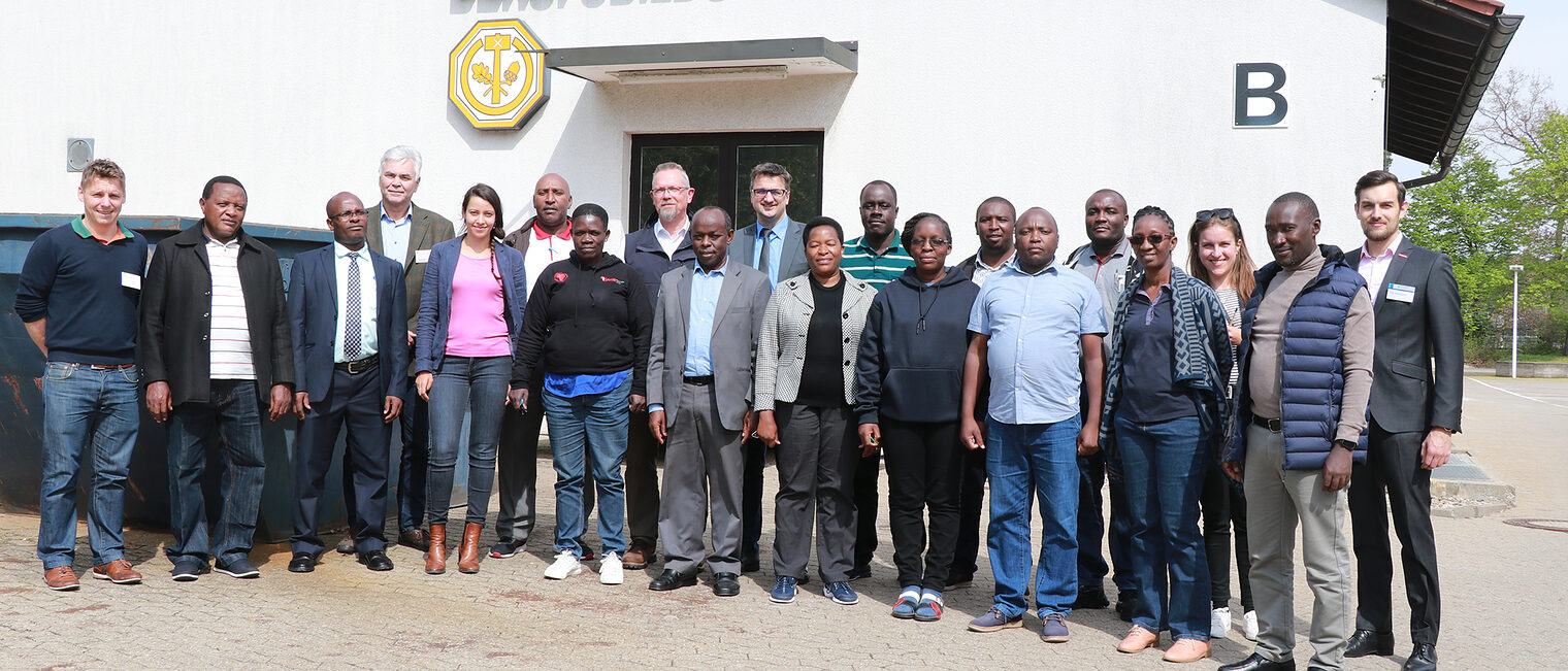 Eine Delegation aus Kenia informierte sich im HWK-Bildungszentrum in Bamberg über die Inhalte der dualen Ausbildung. 