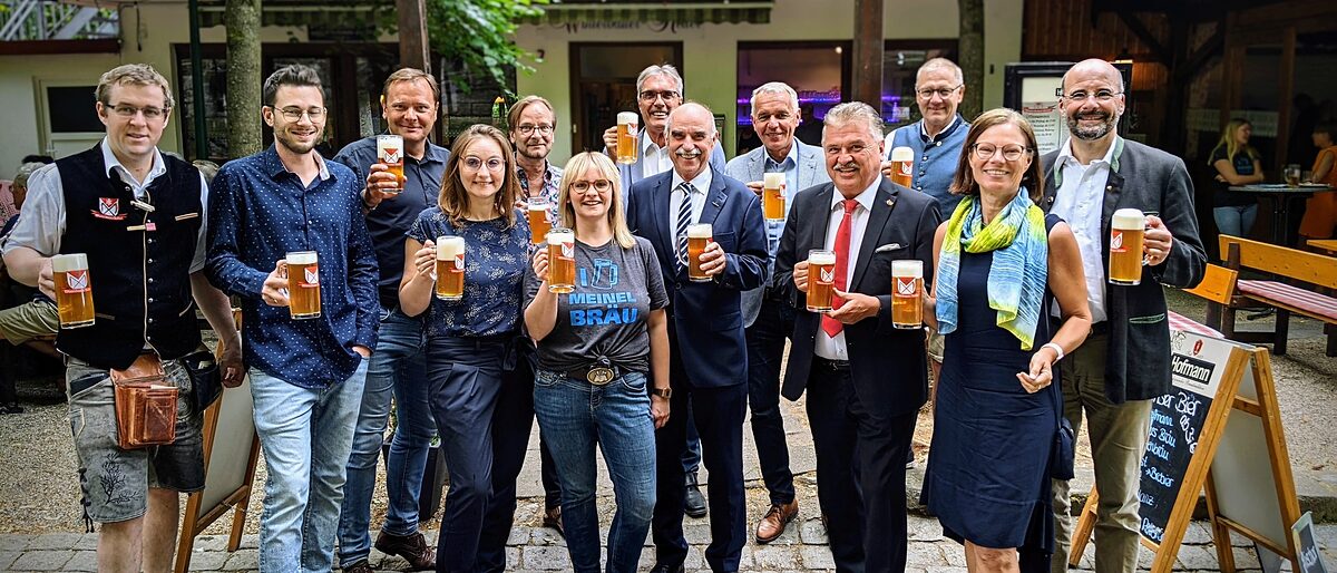 Ein starkes Netzwerk für die fränkische Bier- und Weinkultur. 1. Vorsitzender des Vereins Bierland Oberfranken, Landrat Klaus Peter Söllner (Vierter von rechts), die geschäftsführende Vorsitzende Gisela Hansen (Sechste von links) und der Präsident des Fränkischen Weinbauverbandes Artur Steinmann (Sechster von rechts) zusammen mit weiteren regionalen Akteuren. Ein starkes Netzwerk für die fränkische Bier- und Weinkultur. 1. Vorsitzender des Vereins Bierland Oberfranken, Landrat Klaus Peter Söllner (Vierter von rechts), die geschäftsführende Vorsitzende Gisela Hansen (Sechste von links) und der Präsident des Fränkischen Weinbauverbandes Artur Steinmann (Sechster von rechts) zusammen mit weiteren regionalen Akteuren.