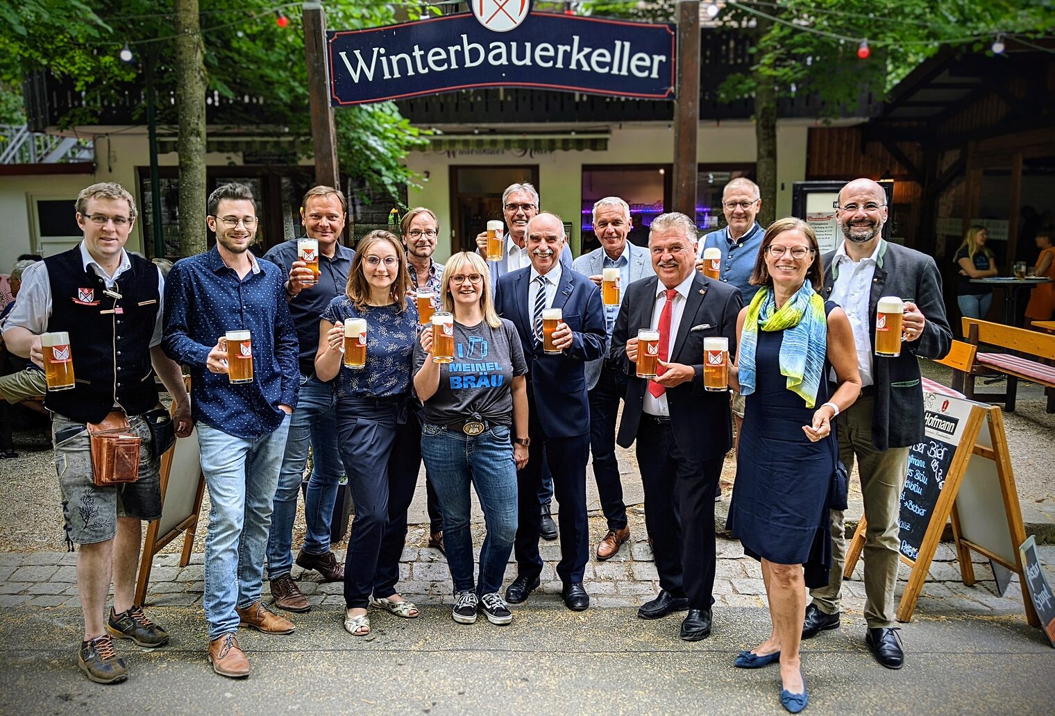 Ein starkes Netzwerk für die fränkische Bier- und Weinkultur. 1. Vorsitzender des Vereins Bierland Oberfranken, Landrat Klaus Peter Söllner (Vierter von rechts), die geschäftsführende Vorsitzende Gisela Hansen (Sechste von links) und der Präsident des Fränkischen Weinbauverbandes Artur Steinmann (Sechster von rechts) zusammen mit weiteren regionalen Akteuren.