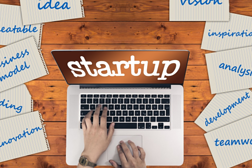 Grafik mit einem Laptop mit dem Schriftzug Startup und Motivationszetteln