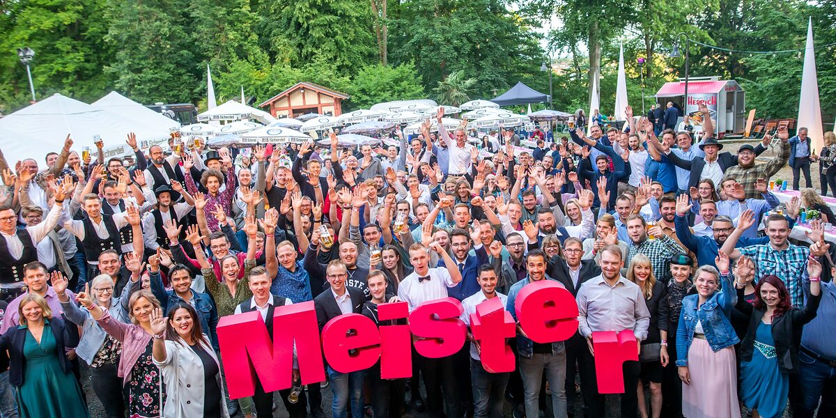 Ausgelassene Stimmung bei den Jungmeisterinnen und Jungmeistern der HWK für Oberfranken Ausgelassene Stimmung bei den Jungmeisterinnen und Jungmeistern der HWK für Oberfranken