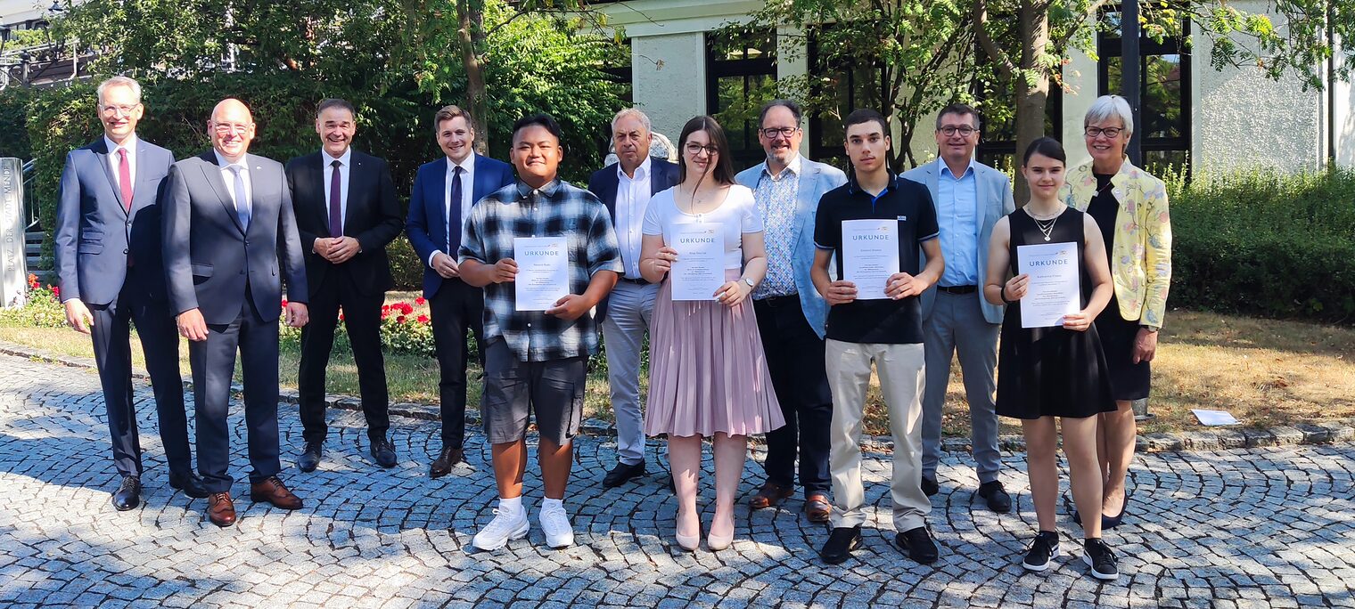 Ließen sich von den zahlreichen Ehrengästen umrahmen: Navarit Roth (Alexander-von-Humboldt-Mittelschule Marktredwitz, Nina Reichel (Dr.-Franz-Bogner-Mittelschule Selb), Simeon Imelov (Jean-Paul-Mittelschule Wunsiedel) und Katharina Krauß (Mittelschule Kirchenlamitz, vorne von links).