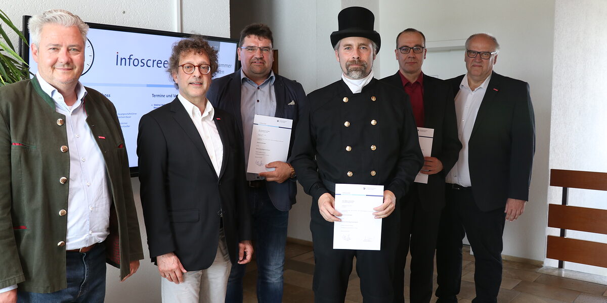 Von HWK-Präsident Matthias Graßmann, Assessor Gerold Gebhard (von links) und Hauptgeschäftsführer Reinhard Bauer (rechts) vereidigt, öffentlich bestellt und bereit, loszulegen: Die neuen Sachverständigen für das Schornsteinfegerhandwerk in Oberfranken Marc Schreiber aus Coburg (Mitte, in Zunfttracht), Norbert Puchtler aus Neudrossenfeld (links daneben) und Roland Melzner aus Marktleuthen (rechts daneben) Von HWK-Präsident Matthias Graßmann, Assessor Gerold Gebhard (von links) und Hauptgeschäftsführer Reinhard Bauer (rechts) vereidigt, öffentlich bestellt und bereit, loszulegen: Die neuen Sachverständigen für das Schornsteinfegerhandwerk in Oberfranken Marc Schreiber aus Coburg (Mitte, in Zunfttracht), Norbert Puchtler aus Neudrossenfeld (links daneben) und Roland Melzner aus Marktleuthen (rechts daneben)