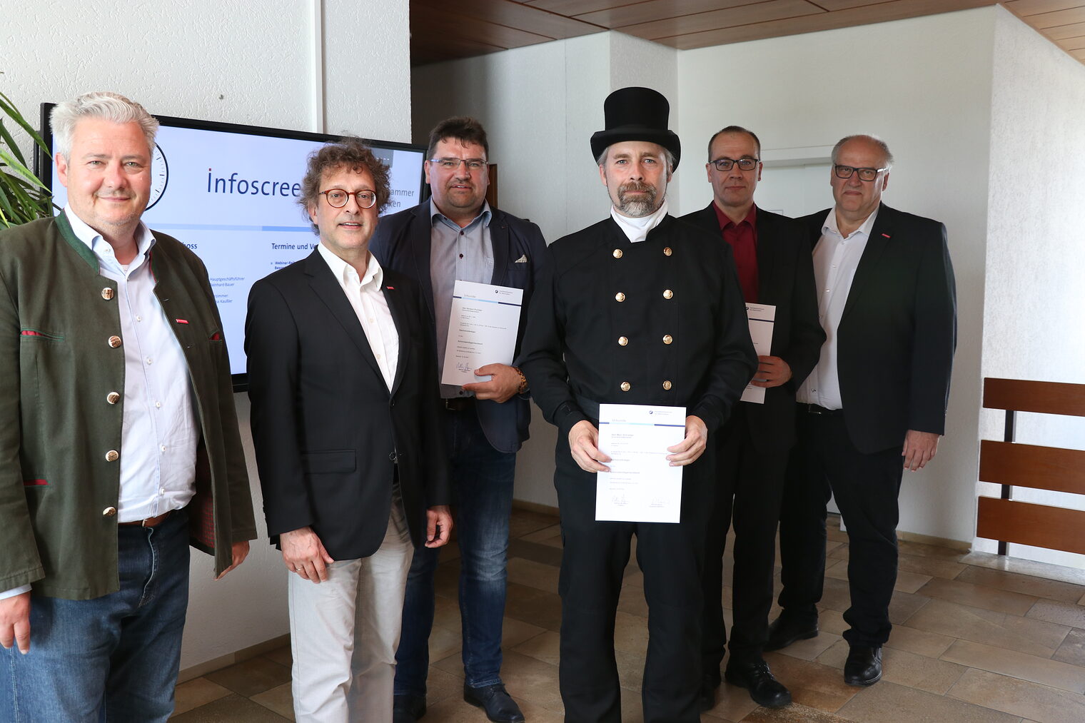 Von HWK-Präsident Matthias Graßmann, Assessor Gerold Gebhard (von links) und Hauptgeschäftsführer Reinhard Bauer (rechts) vereidigt, öffentlich bestellt und bereit, loszulegen: Die neuen Sachverständigen für das Schornsteinfegerhandwerk in Oberfranken Marc Schreiber aus Coburg (Mitte, in Zunftkluft), Norbert Puchtler aus Neudrossenfeld (links daneben) und Roland Melzner aus Marktleuthen (rechts daneben) 