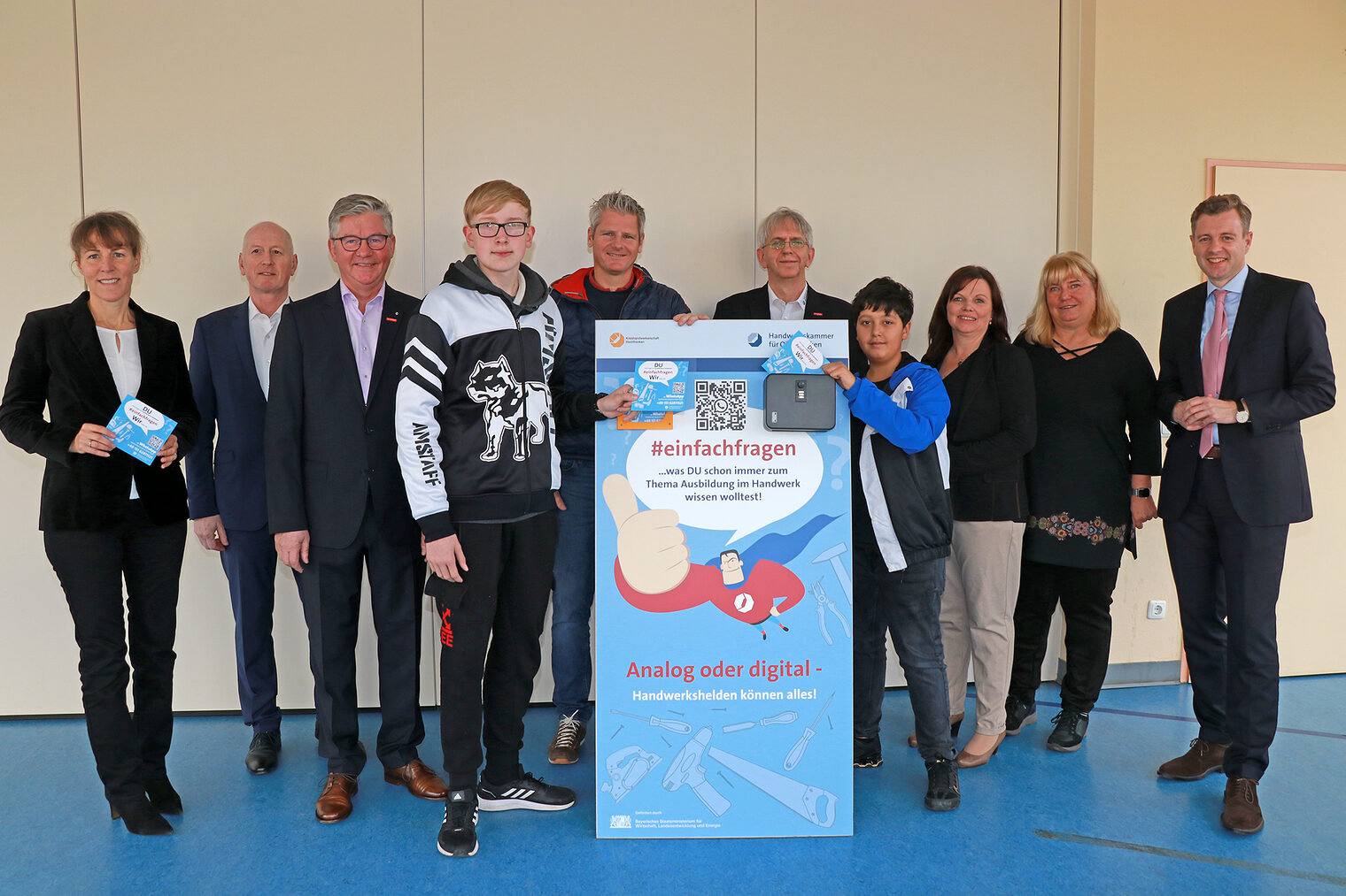 Den Start des Pilotprojekts begleiteten (von links) Oberbürgermeisterin Eva Döhla, Schulrat Ulrich Lang, HWK-Vizepräsident Christian Herpich, Schüler Dennis Fischer, der Hofer Kreishandwerksmeister Marco Kemnitzer, HWK-Ausbildungsberater Peter Liewald, Schüler Muhannad Salin, Lehrerin Monika Rödel und Schulleiterin Michaela Neumann sowie Landrat Dr. Oliver Bär.
