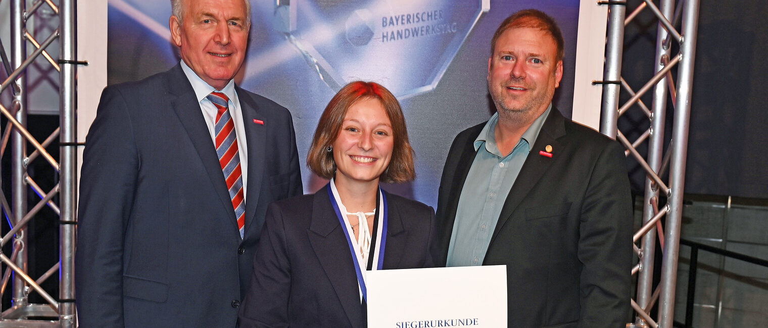 HWK-Vorstandsmitglied Jens Beland (rechts) gratulierte Lisa Pilz gemeinsam mit BHT-Präsident Franz Xaver Peteranderl (links) zu ihrem Landessieg.