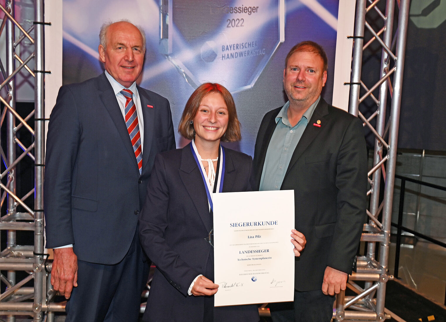 HWK-Vorstandsmitglied Jens Beland (rechts) gratulierte Lisa Pilz gemeinsam mit BHT-Präsident Franz Xaver Peteranderl (links) zu ihrem Landessieg.
