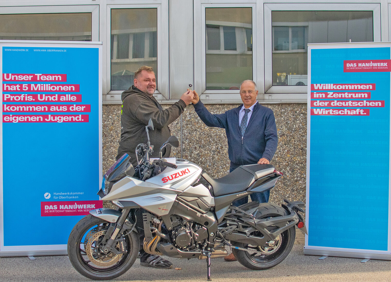 Peter Schill (links) überreicht Klaus Kainath (rechts) den Schlüssel für das gespendete Motorrad.