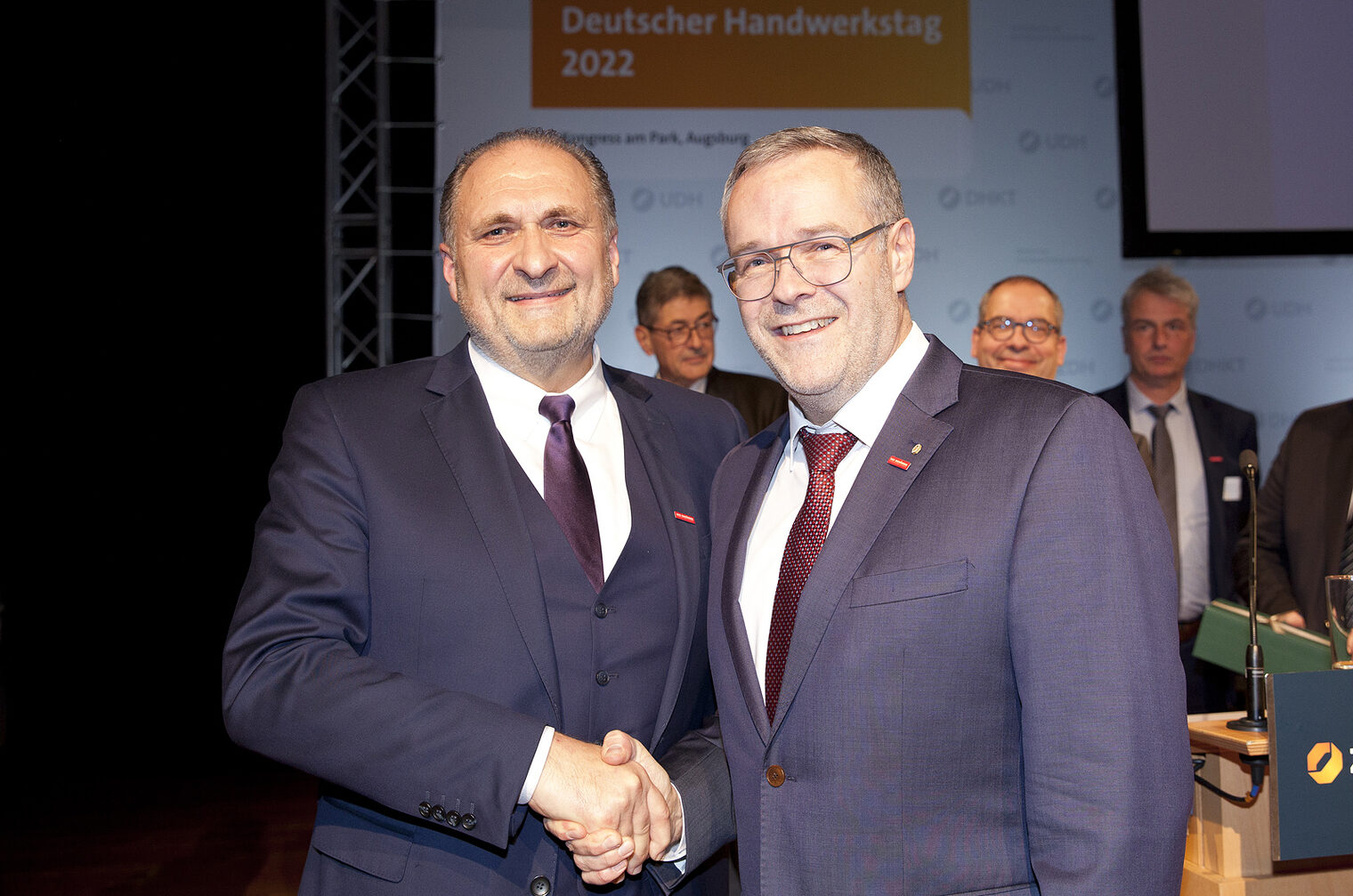 Hans Peter Wollseifer (links) gibt das Amt des Präsidenten des Zentralverbands des deutschen Handwerks (ZDH) zum 1. Januar 2023 an den neu gewählten Jörg Dittrich ab.