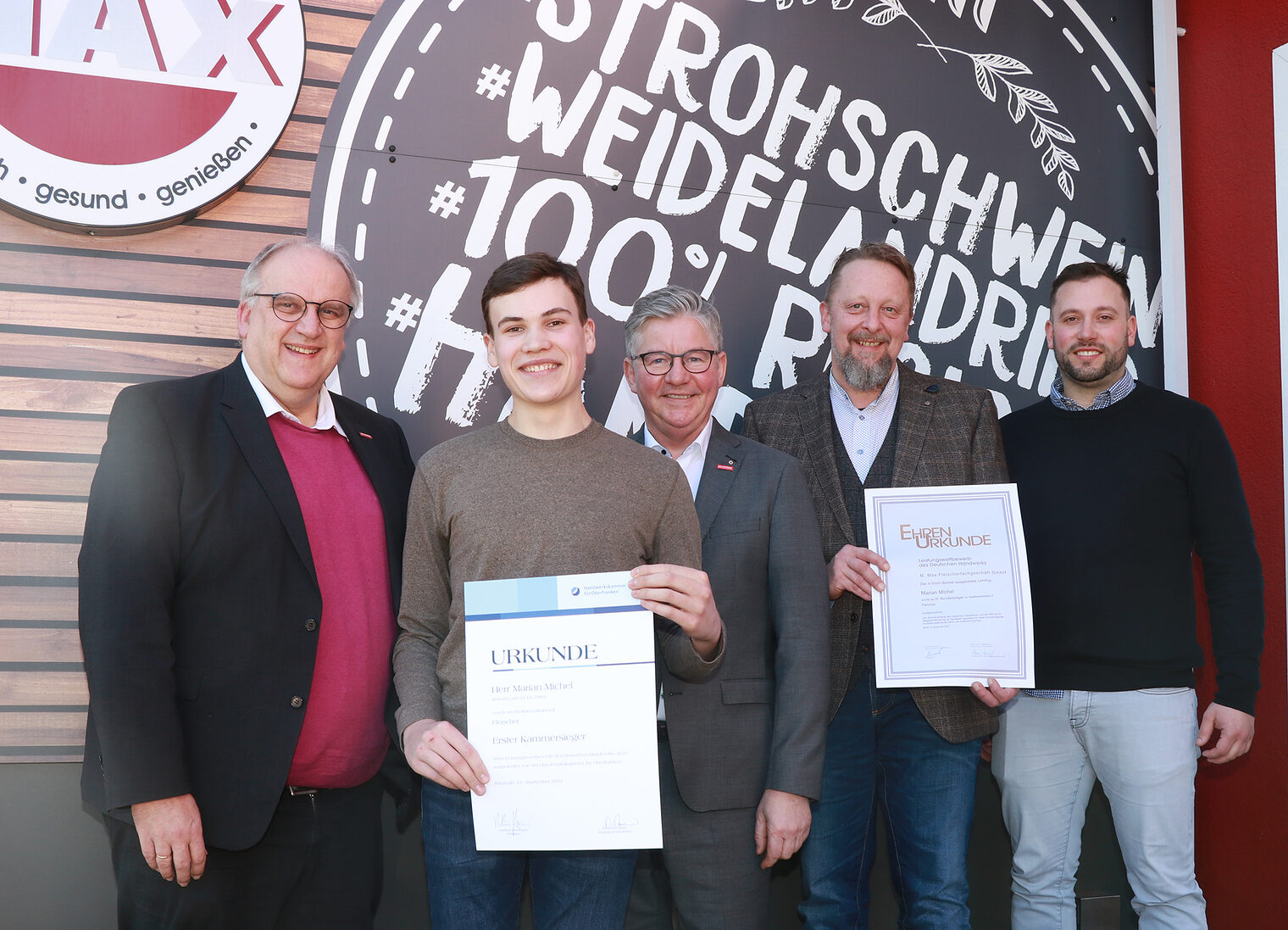 Urkunden für den erfolgreichen Nachwuchshandwerker und seinen Ausbildungsbetrieb (von links): HWK-Hauptgeschäftsführer Reinhard Bauer, Marian Michel, HWK-Vizepräsident Christian Herpich sowie die beiden Geschäftsführer der Metzgerei Max, Thomas Köhn und Maximilian Rädlein.