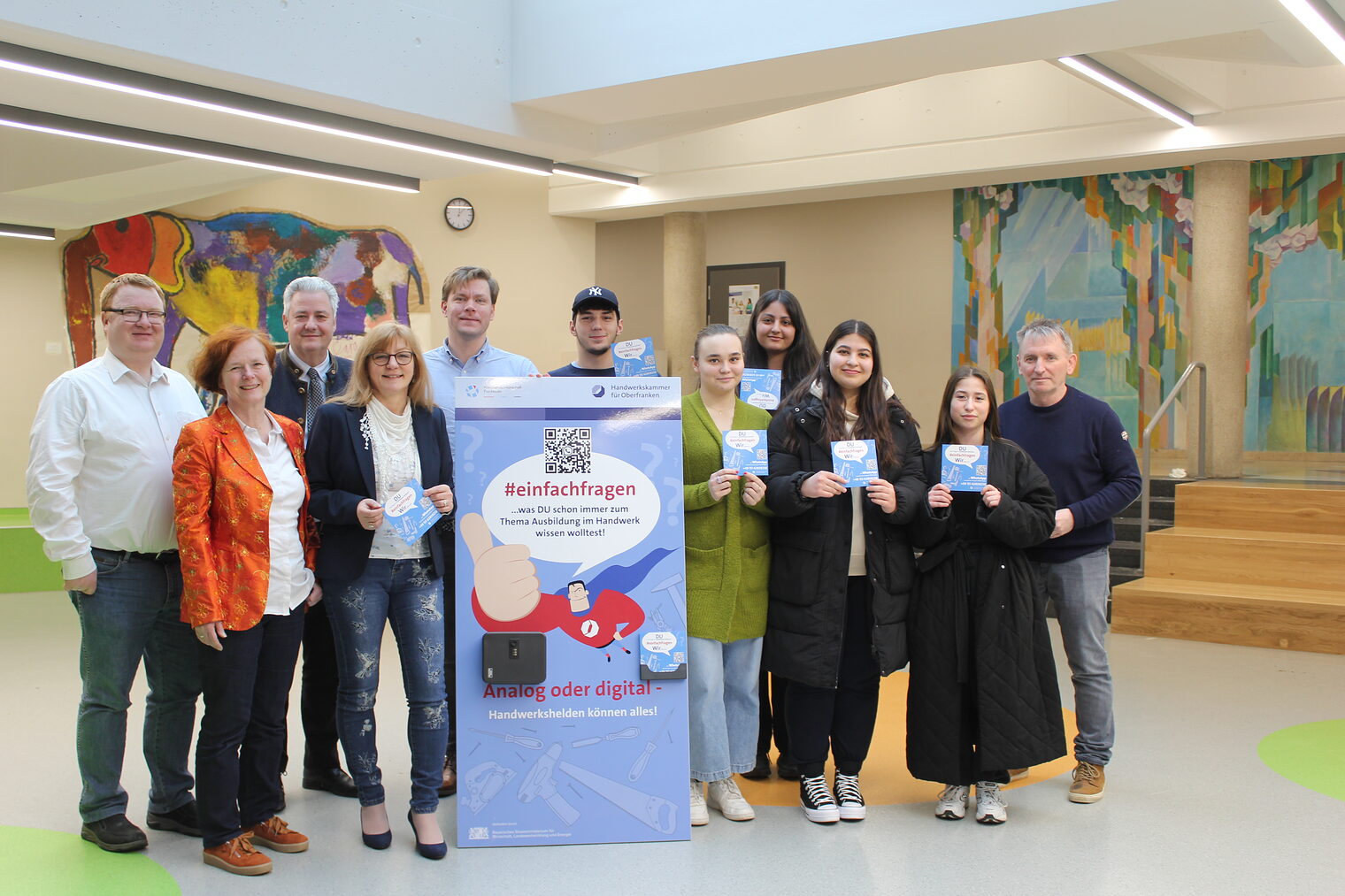 Zum Start des Pilotprojektes in Forchheim kamen (von links) stv. Kreishandwerksmeister Johannes Lange, Schulamtsleiterin Cordula Haderlein, HWK-PräsidentMatthias Graßmann, Ausbildungsberaterin Carmen Weiss, Geschäftsstellenleiter der Kreishandwerkerschaft Bamberg und Forchheim, Hendrik Beck sowie Schulleiter Martin Horn (ganz rechts).