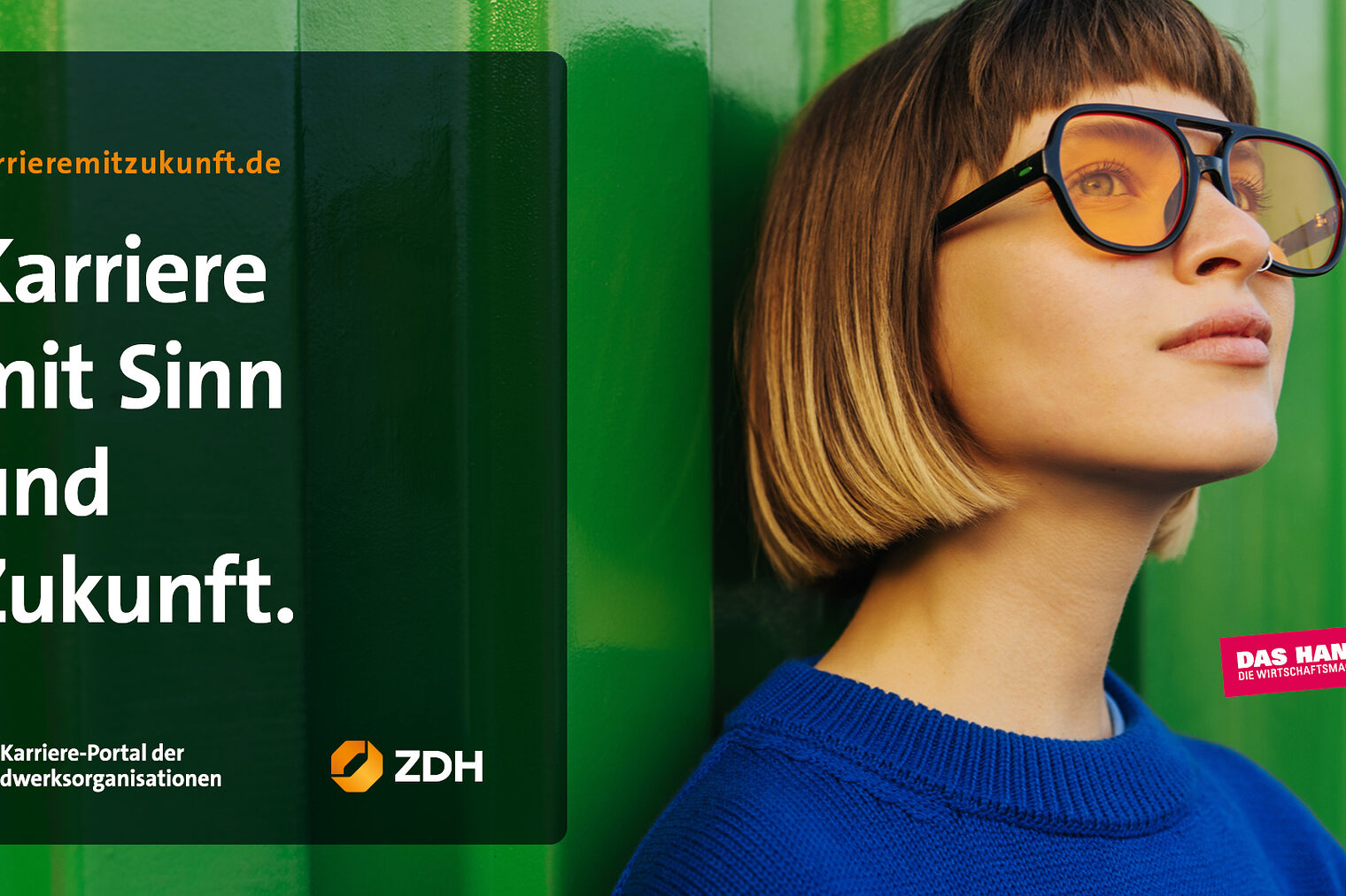 Eine junge, moderne Frau schaut in die Ferne. Der Slogan Karriere mit Sinn und Zukunft ergänzt das Motiv.