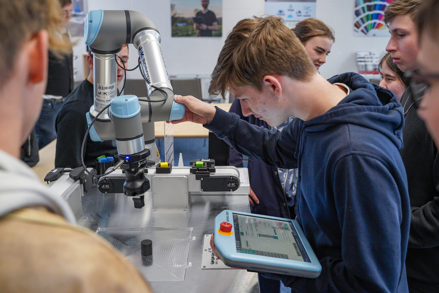 Die Schüler und Schülerinnen übten den Umgang mit dem Roboter und lernte dabei, wie dieser im Handwerk sinnvoll eingesetzt werden kann.
