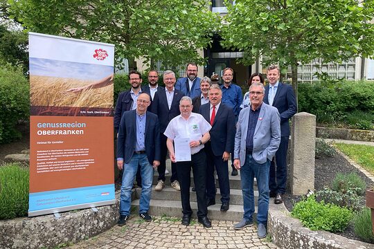 Hotelier Stephan Ertl aus Kulmbach wurde vom Verein Genussregion Oberfranken zum Ehrenmitglied ernannt. Das Bild zeigt vordere Reihe von links stv. Landrat Manfred Neumeister aus Bayreuth, Stephan Ertl, den Kulmbacher Landrat Klaus Peter Söllner und Dr. Bernd Sauer, Kuratoriumsvorsitzender der Genussregion. Dahinter von links: 2. Bürgermeister Andreas Zippel aus Bayreuth, der Coburger Landrat Sebastian Straubel, HWK-Vizepräsident Christian Herpich, stv. Vorsitzender der Genussregion Alexander Schütz, stv. Landrat Gerhard Wunder aus Kronach, Geschäftsführer Norbert Heimbeck,, Alexandra Herpich und der Hofer Landrat Oliver Bär.