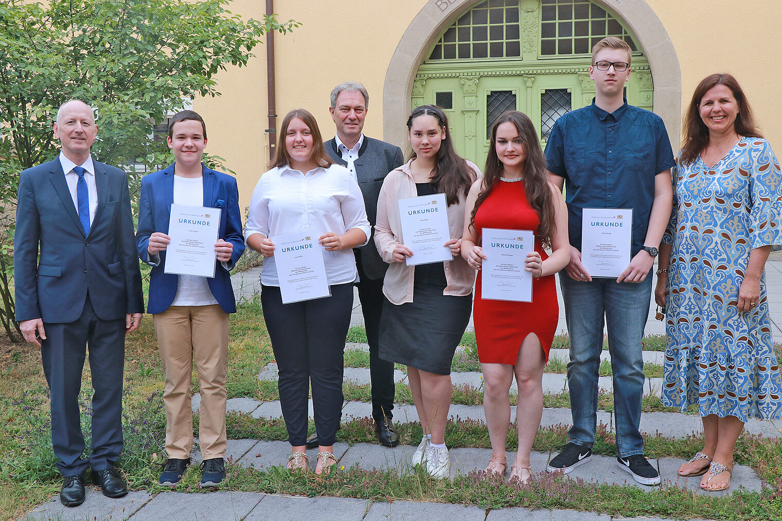 Die Besten des Abschlussjahrganges 2023 vorne von links: Lukas Ultsch (Mittelschule Küps), Lena Wirth (Gottfried-Neukam-Mittelschule), Viola Beck und Delores Riegel (beide Mittelschule Küps) sowie David Engel (Mittelschule Pressig). Zusammen mit dem Leiter des Schulamtes Kronach, Ulrich Lang, Landrat Klaus Löffler (Vierter von links) und Schulamtsdirektorin Kulmbach-Kronach Kerstin Zapf.
