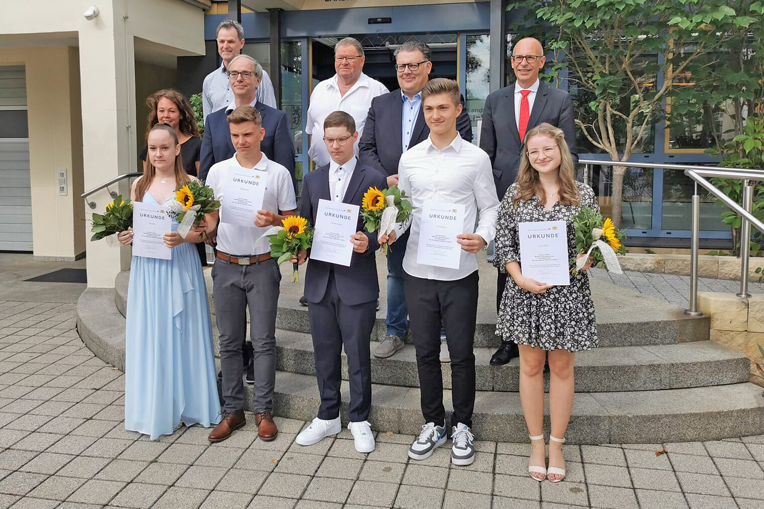 Die besten Mittelschülerinnen und Mittelschüler aus dem Landkreis Lichtenfels (vorne von links): Dilan Bahar (Redwitz), Philipp Kern (Michelau), Jonas Kunzelmann (Lichtenfels), Paul Bergmann (Altenkunstadt) und Laura Löffler (Lichtenfels). Die Ehrengäste hinten von links: Schulamtsdirektorin Stefanie Mayr-Leidnecker, Bernhard Jeßberger (Landratsamt), Peter Belina (IHK), Kreishandwerksmeister Mathias Söllner, Danny Dobmeier (Geschäftsstellenleiter der Kreishandwerkerschaft) sowie Landrat Christian Meißner.