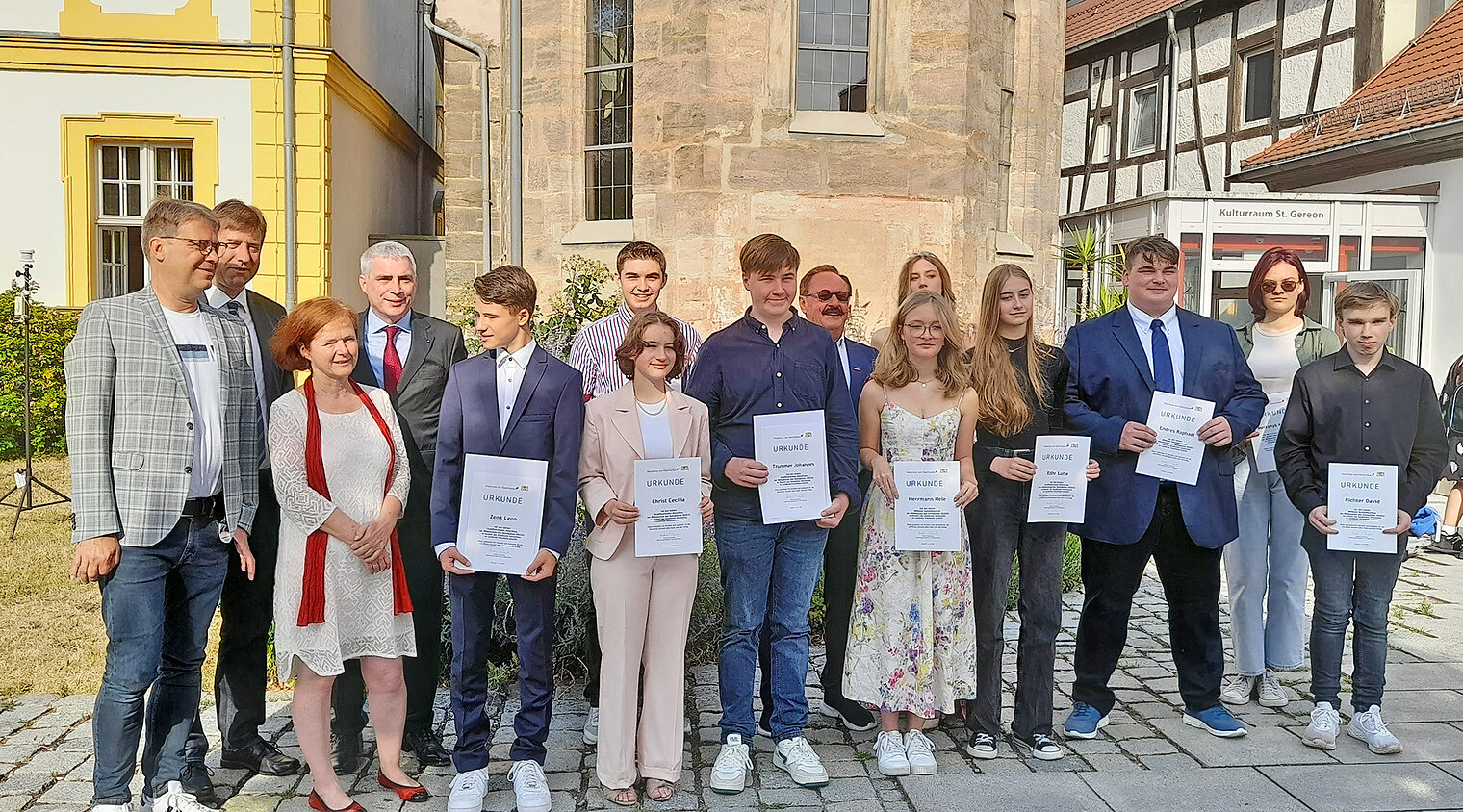 Urkunden und Geschenke gab's für die besten Absolventinnen und Absolventen in Forchheim. Vorne von links: Leon Zenk, Cecilia Christ, Levi Cavarotti (dahinter), Johannes Trummer, Nele Herrmann, Juliana Seebald (dahinter), Luna Röhr, Raphael Endres, Khrystyna Melezhyk und David Richter. Beglückwünscht wurden sie von Kreishandwerksmeister Christian Jaklin, Landrat Dr. Herrmann Ulm, Schulamtsdirektorin Dr. Cordula Haderlein, IHK-Präsident Dr. Michael Waasner und Ehren-Kreishandwerksmeister Werner Oppel (von links).