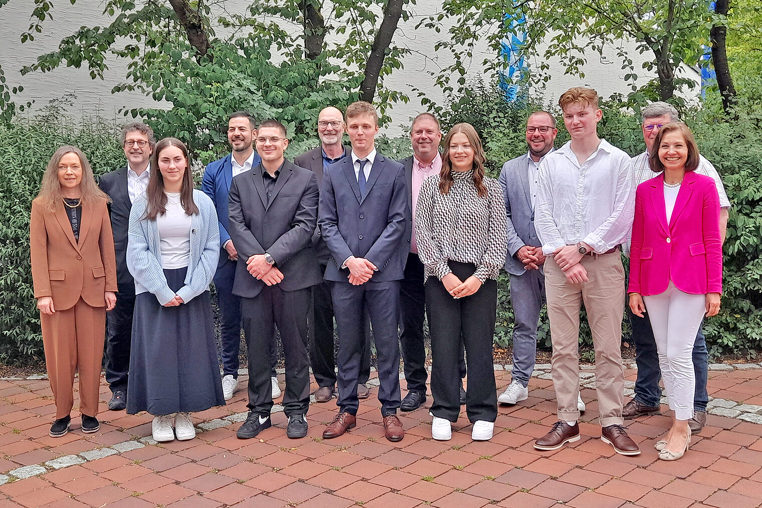 Großer Empfang bei der Ehrung der Besten Mittelschülerinnen und Mittelschüler in Coburg. Vorne von links: Ester Islami, Simon Roschanzamir, Julian Ludhardt, Chayenne Frank und Tim Wachsmann. Die Ehrengäste von links:Gisela Rohde vom Schulamt, der Koordinator für den HWK-Verwaltungssitz Coburg, Gerold Gebhard, 3. Bürgermeister Can Aydin, Rainer Kissing von der IHK zu Coburg , Kreishandwerksmeister Jens Beland, Landrat Sebastian Straudel, HWK-Vorstandsmitglied Michael Klein und Dr. Karina Kräußlein-Leib vom Schulamt.