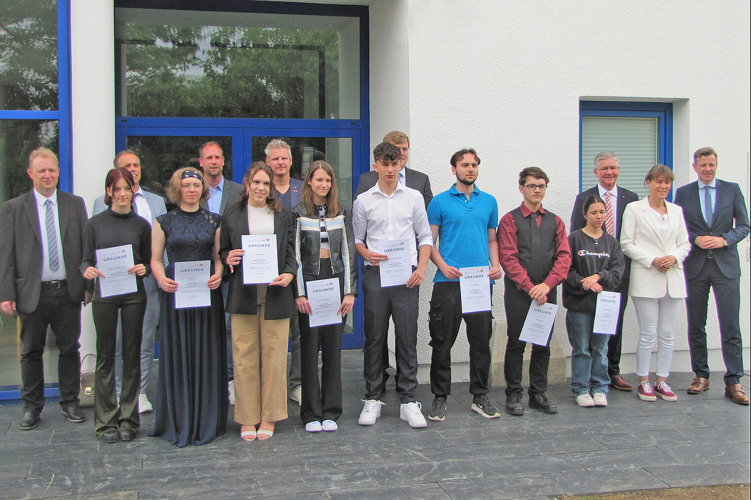 Ein großer Bahnhof auch für die besten Absolventen in Hof. Von links: Schulamtsdirektor Manfred Riedel. Loreena Witzorreck,, Schulamtsdirektor Stefan Stadelmann, Diana Lex, Julian Grundhöfer, Geschäftsführer der Kreishandwerkerschaft Hochfranken, Sarina Aust, Kreishandwerksmeister Marco Kemnitzer, Ciara-Sophie Sölch, Mohammed Dadako, Christian Kipfelsberger (IHK-Gremium Hof), Jesse Cudakov, John Söllner, Martha Kiselstein, HWK-Vizepräsident Christian Herpich, OB Eva Döhla und Landrat Oliver Bär.
