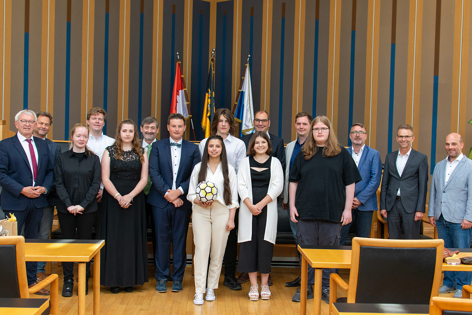Die erfolgreichsten Mittelschulabsolventinnen und -absolventen aus Bamberg im Kreise der Gratulanten. Von links: Landrat Johann Kalb, Schulamtsdirektor Matthias Thiem, Marlene Gönner, Hendrik Beck, Geschäftsführer der Kreishandwerkerschaft Bamberg, Michelle Köhler , stellv. Kreishandwerksmeister Alfred Seel, Fabian Kramer, Aya Saleh, Jonathan Lieb, Anastasia Golstein, Herbert Grimmer (IHK-Gremium Bamberg), 2. Bürgermeister Jonas Glüsenkamp, Gabriele Kurz, Dr. Matthias Pfeufer (Stadt Bamberg) sowie die Schulamtsdirektoren Thomas Kohl und Christian Neundörfer.