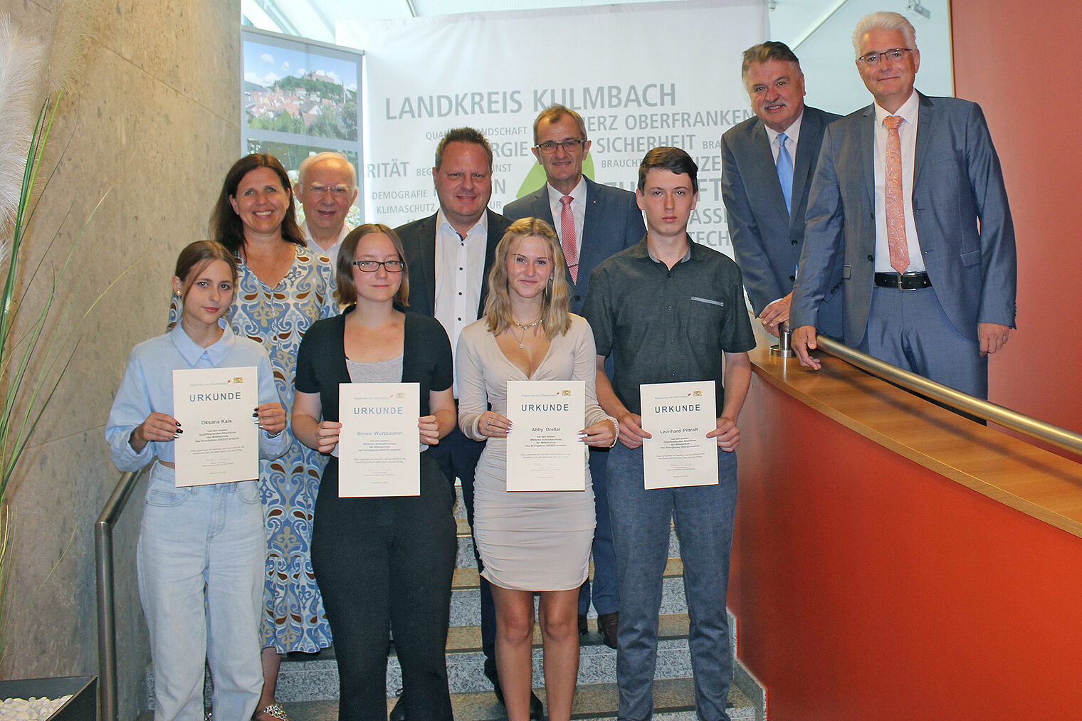 Sie haben die besten Mittelschulabschlüsse in Kulmbach erreicht (vorne von links): Oksana Kais, Aimee Wurzbacher, Abby Dreßel und Leonhard Pittroff. Dazu gratulierten (hinten von links): Schulamtsdirektorin Kerstin Zapf, stellv. Kreishandwerksmeister Hans Schwender, OB Ingo Lehmann, IHK-Vizepräsident Harry Weiß, Landrat Klaus Peter Söllner und Stefan Kuen, Bereichsleiter Schulen bei der Regierung von Oberfranken.