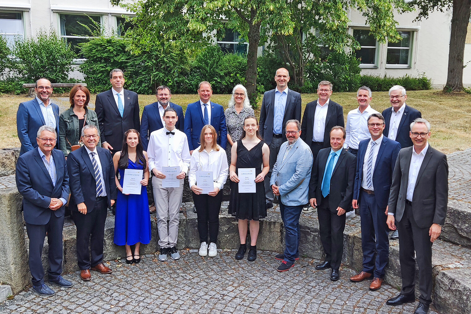 Eingerahmt von zahlreichen Gästen aus Wirtschaft, Politik und Schulen - die vier Besten aus dem Landkreis Wunsiedel (vorne Mitte von links): Marie Bechert (Kirchenlamitz), Michael Golod (Wunsiedel), Julia Lienert (Marktredwitz) und René Oertel (Selb). Von Seiten des Handwerks gratulierten HWK-Vizepräsident Harald Sattler (hinten Vierter von links) und stellv. Kreishandwerksmeister Michael Göbel (vorne Vierter von rechts).