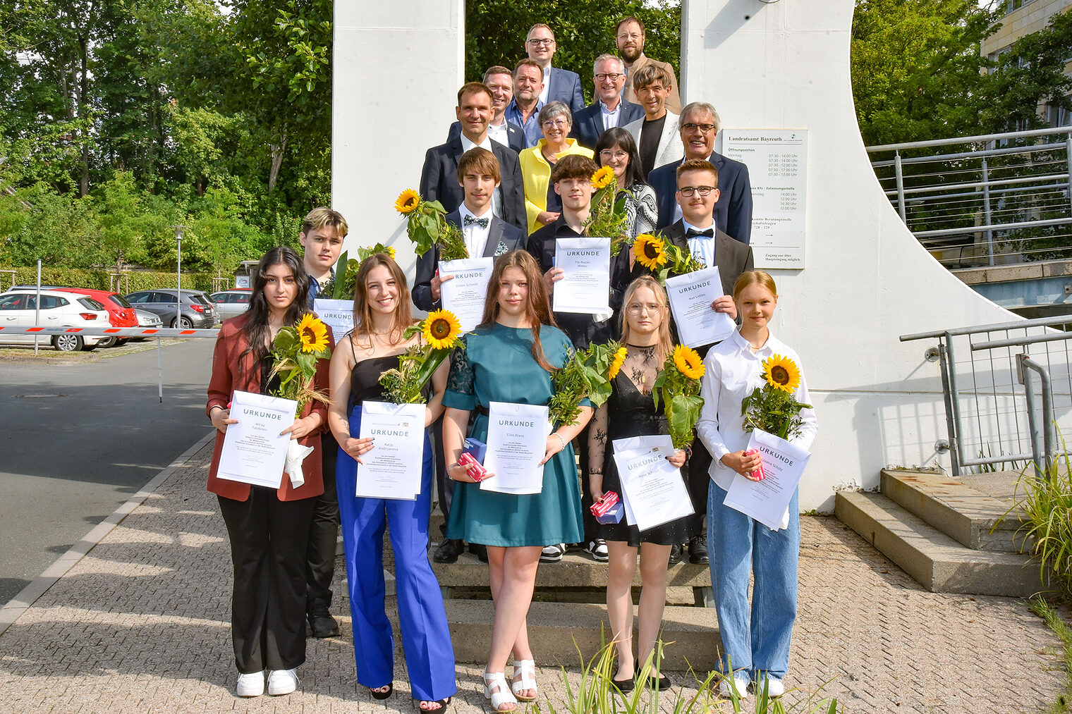 Sie sind stolz auf ihren tollen Schulabschluss in Bayreuth (vorne von links): Miray Tasdelen, Tim Schmaranz, Katja Adrijanova, Simon Schmitt, Ellen Kranz, Fin-Raziel Weber, Nina Schorn, Max Lottes und Joana Scholz. Viel Prominenz gab sich die Ehre und gratulierte zu diesem Erfolg, unter anderem Regierungspräsidentin Heidrun Piwernetz, Landrat Florian Wiedemann, 3. Bürgermeister Stefan Schuh, HWK-Geschäftsführer Dr. Bernd Sauer und IHK-Vizepräsident Jörg Lichtenegger.