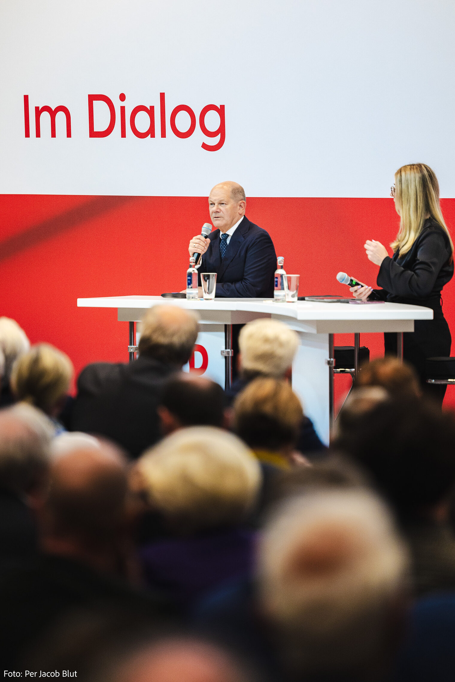 Bundeskanzler Olaf Scholz in Diskussion mit den Wirtschaftsvertreterinnen und -vertretern.
