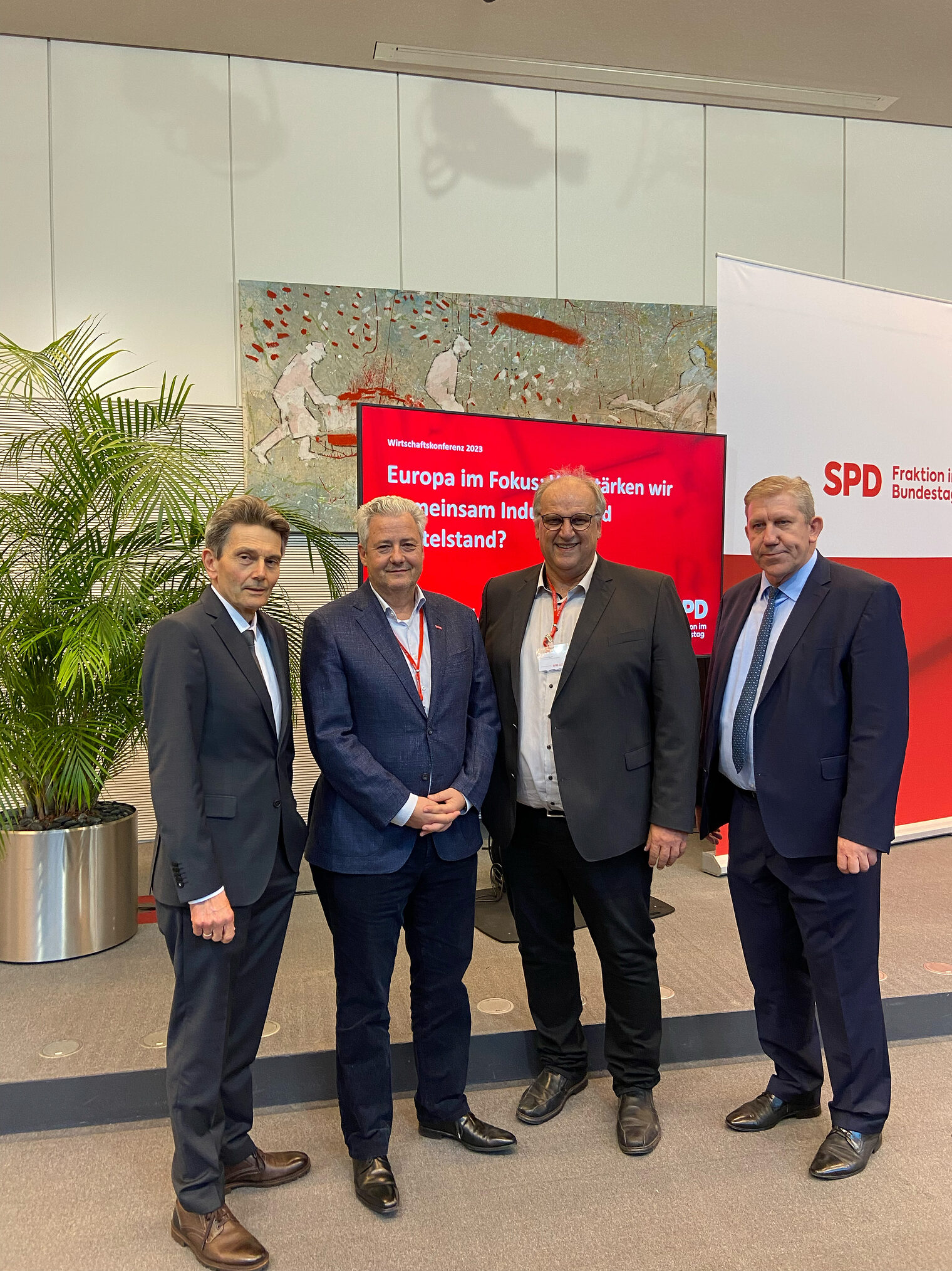 Dr. Rolf Mützenich, Vorsitzender der SPD-Bundestagsfraktion im Austausch mit HWK-Präsident Matthias Graßmann, Hauptgeschäftsführer Reinhard Bauer, und den Bamberger Bundestagsabgeordneten Andreas Schwarz.