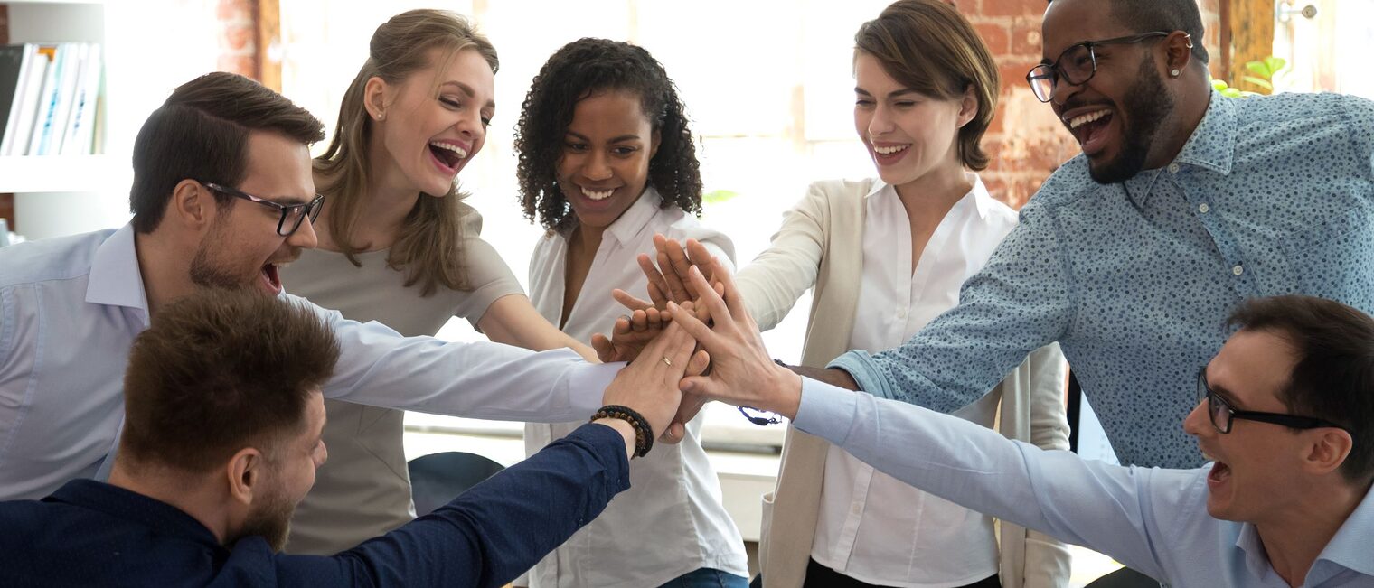 Glückliche, vielfältige Kollegen Teammitglieder geben High Five zusammen feiern großartiges Teamwork-Ergebnis, motiviert durch Geschäftserfolg Sieg Loyalität Einheit Konzept, gute Unternehmensbeziehungen und Teambuilding